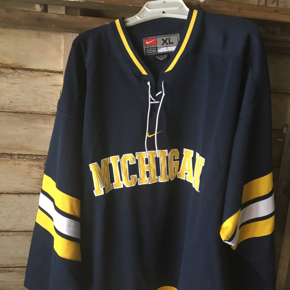 U of Michigan XL blank Nike hockey uniform